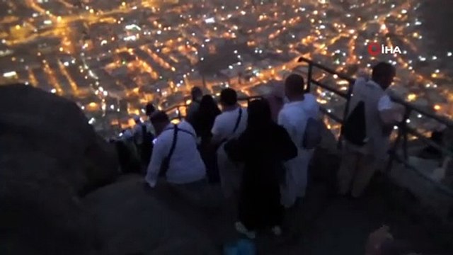 - Hacı adaylarının Hira Dağı’na zorlu tırmanışı- Hac farizasını yerine getirmek için Mekke’ye gelen hacı adayları, Peygamber Efendimize 'Oku' emrinin geldiği Hira Mağarasını görmek için 1 saatlik zorlu tırmanış ile bu kutlu mekana ulaş...