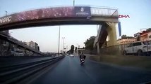 Motosikletlinin televizyonla tehlikeli yolculuğu kamerada