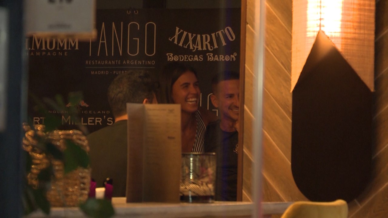 Kiko Jiménez cena en familia con Sofía Suescun y Maite Galdeano