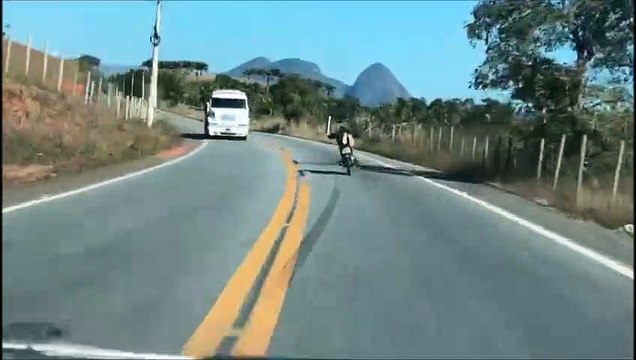 Motociclista faz Superman em rodovia do Sul do ES