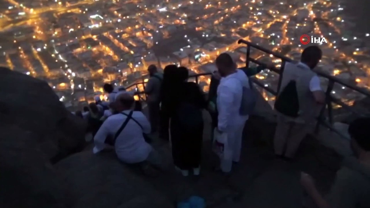 - Hacı adaylarının Hira Dağı’na zorlu tırmanışı- Hac farizasını yerine getirmek için Mekke’ye gelen hacı adayları, Peygamber Efendimize 'Oku' emrinin geldiği Hira Mağarasını görmek için 1 saatlik zorlu tırmanış ile bu kutlu mekana ulaş.
