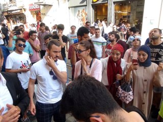 İstiklal Caddesi'nde gökten saçılan paralar izdihama neden oldu