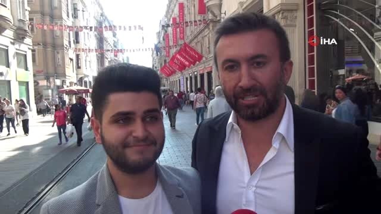 İstiklal Caddesi'nde gökten saçılan paralar izdihama neden oldu