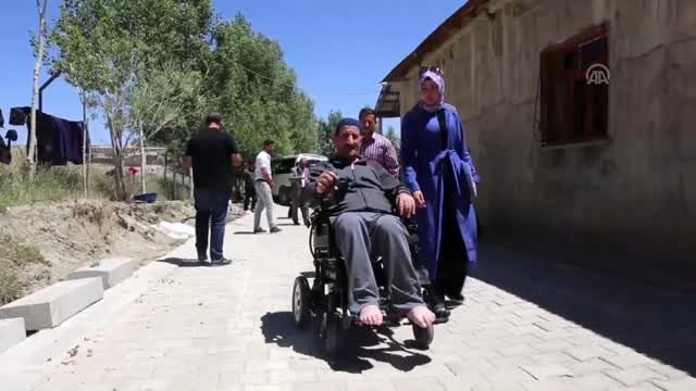 Engelli vatandaşa akülü tekerlekli sandalye hediye edildi