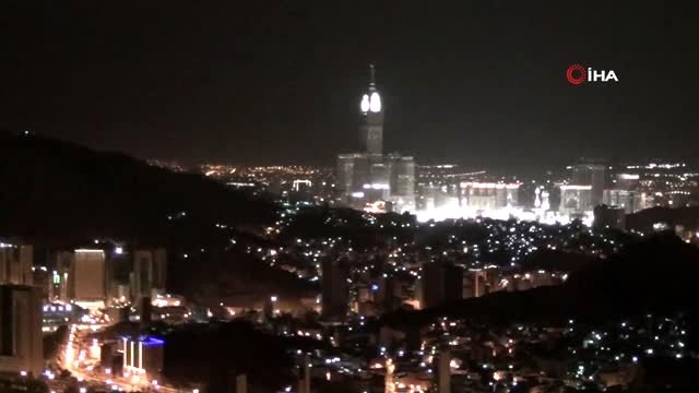 - Hacı adaylarının Hira Dağı'na zorlu tırmanışı- Hac farizasını yerine getirmek için Mekke'ye gelen...