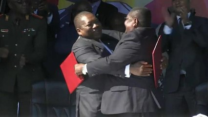 Abraços entre líderes da Frelimo e da Renamo selam acordo de paz