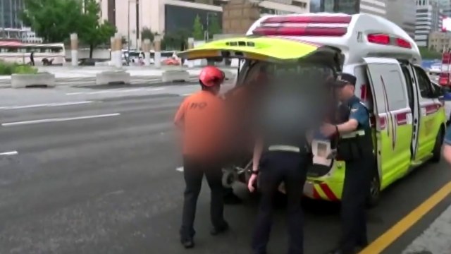 日 무역보복 철회하라 ...도심 공원서 70대 남성 분신 / YTN