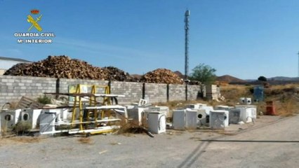 Duro castigo y penitencia ejemplar tras arrojar un frigorífico por un barranco en Almería