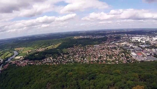 En parapente au-dessus du fort de Planoise de Besançon