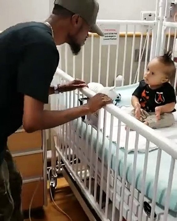Ce papa danse pour fêter la fin du cancer de son bébé à l'hopital !