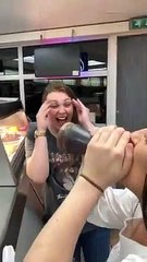 Elle boit d'un coup la bouteille de vinaigre au Kebab !