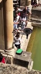 Elle plonge dans la piscine d'un monument en plein jour et hurle !