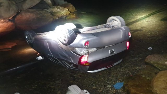 승용차 방파제 아래로 추락...급류에 휩쓸린 일가족 구조 / YTN