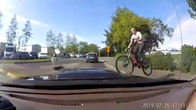 Un vélo surgit de nulle part devant cette voiture... Impossible de l'éviter