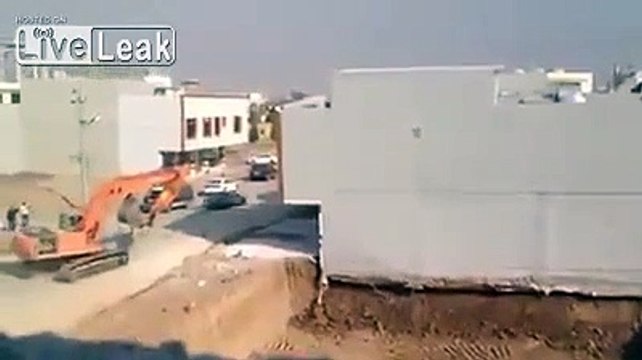 Une grue creuse trop près de l'immeuble.. qui s'effondre !!