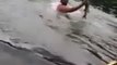Il saute à l'eau et réussi à attraper un poisson à mains nues