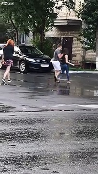 Un russe vient récupérer sa copine ivre dans la rue... grand moment