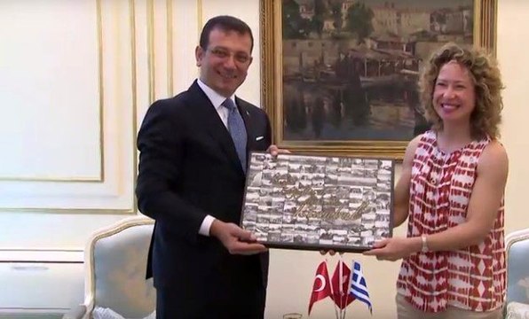 Ekrem İmamoğlu konuklarıyla ve CNN muhabiriyle İngilizce konuştu, sosyal medya yıkıldı