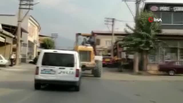 Maaşını alamayınca hem kepçeyi hem polis memurunu kaçırdı