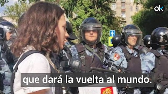 Olga Misik: una adolescente lee la constitución frente a la policía antidisturbios de Putin durante las protestas en Moscú