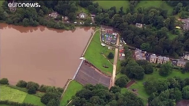 Частичное обрушение дамбы в Англии