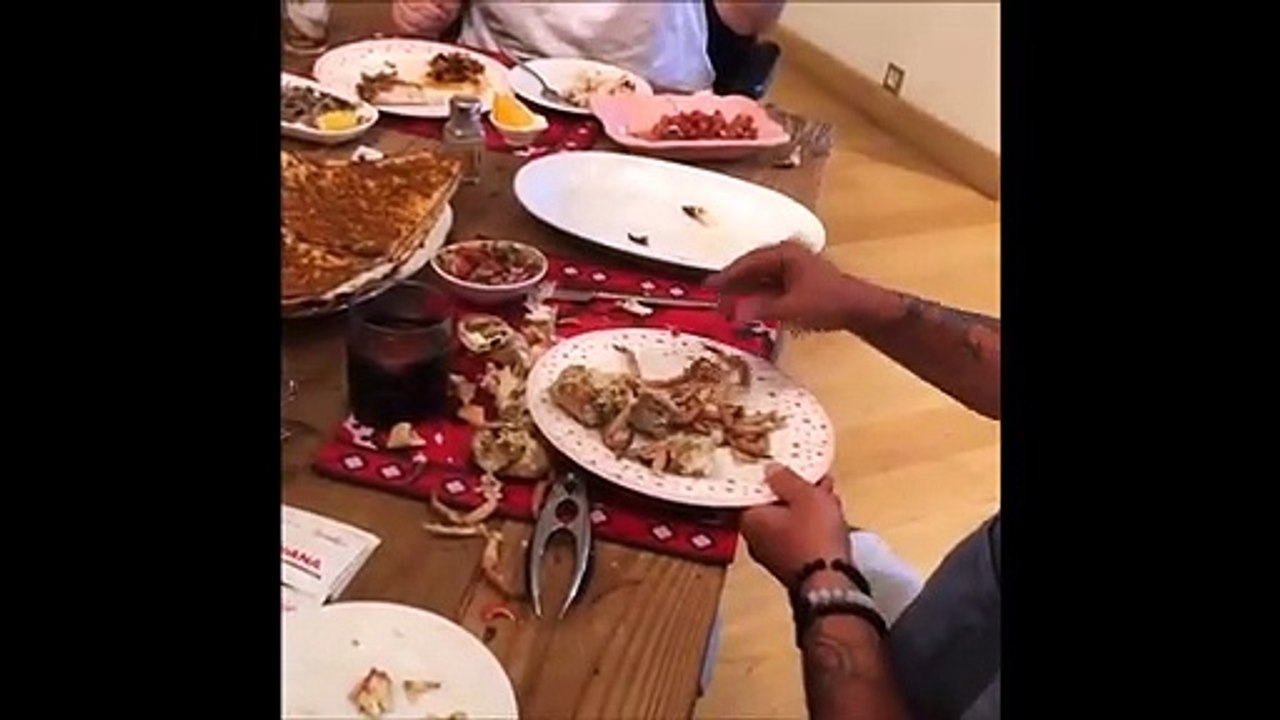 Mehmet Ali Erbil… EVİNDE LAHMACUN ARASI PAVURYA PARTİSİ!