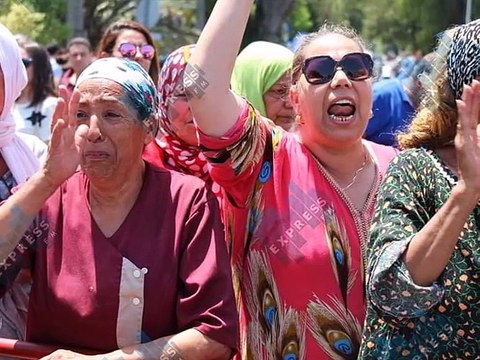 مواطنون يودعون جثمان الرئيس الباجي قائد السبسي بالدموع