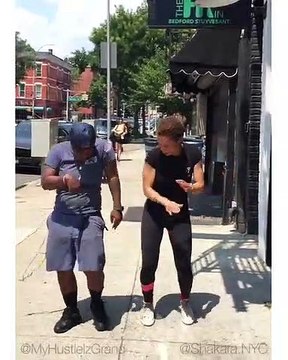 Quand deux fans de danses se rencontrent dans la rue, voici ce que ça donne !