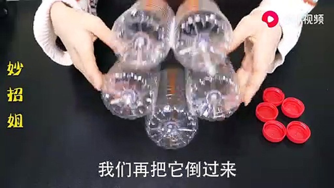 【Waste utilization - plastic bottles】把5个塑料瓶粘在一起...