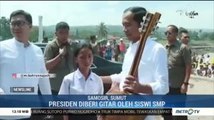 Jokowi Diberi Gitar oleh Siswi SMP di Samosir
