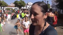 50.000 litros de agua para dar la bienvenida a las fiestas de Castilblanco de los Arroyos