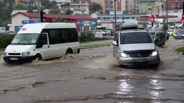 Trabzon'da şiddetli yağış sonrası yollar göle döndü