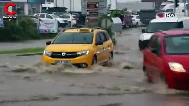 Trabzon’da şiddetli yağış sonrası yollar göle döndü