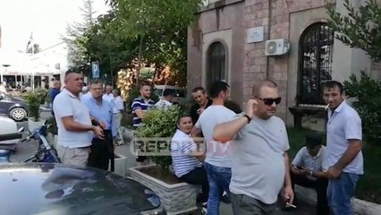 Disa punonjës mblidhen para bashkisë së Matit! Alibeaj: Qytetarët duan demokraci