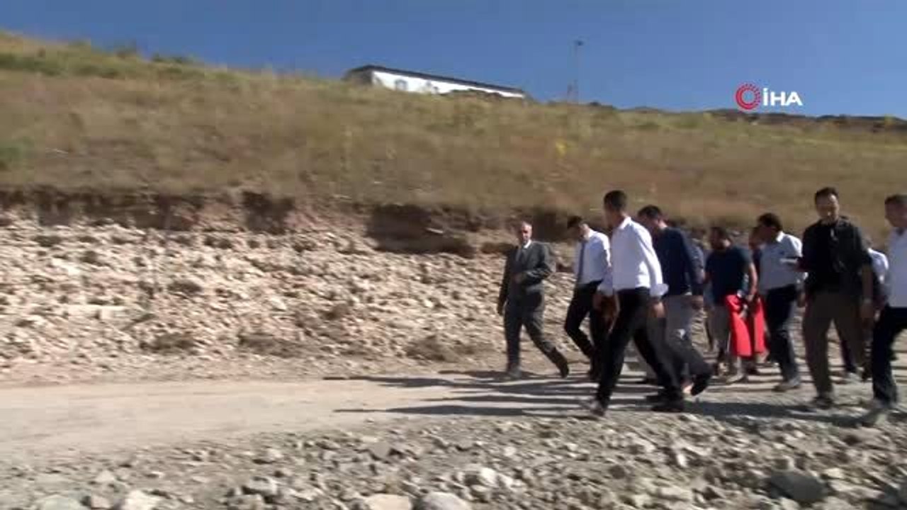 Vali Memiş, elleriyle balıkları besledi