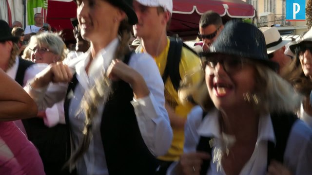 Des dizaines de fans dansent comme Rabbi Jacob