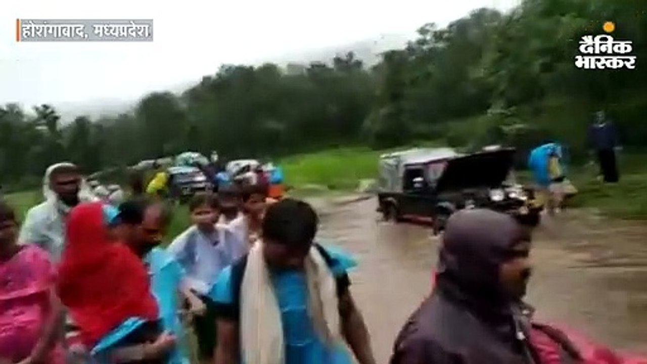 नदी में अचानक आई बाढ़, बीच भंवर में फंसे सैकड़ों लोग