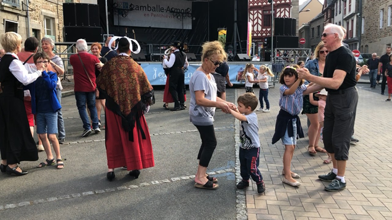 Initiation à la danse bretonne aux Régalades