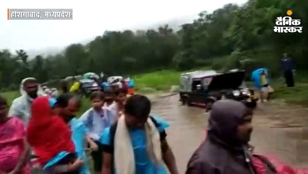 काजरी नदी में अचानक आई बाढ़, सैंकड़ों श्रद्धालु फंसे; जिप्सी और रस्सियों के सहारे रेस्क्यू