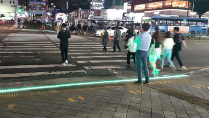 [인천] 스몸비족 교통사고 예방, 바닥형 보행신호등 설치 / YTN