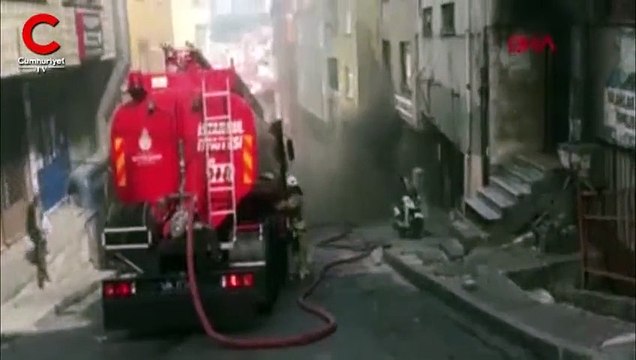 Kağıthane'de yangın! Sokağı duman kapladı