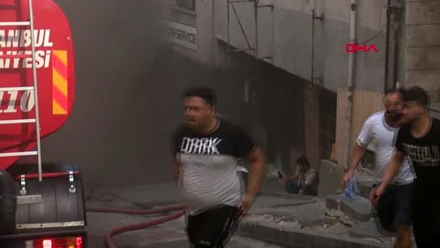 İSTANBUL-KAĞITHANE'DE İŞ YERİ YANGINI, SOKAĞI DUMAN KAPLADI