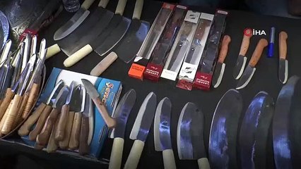 Bıçaklar kurbanlıklar için bileniyor
