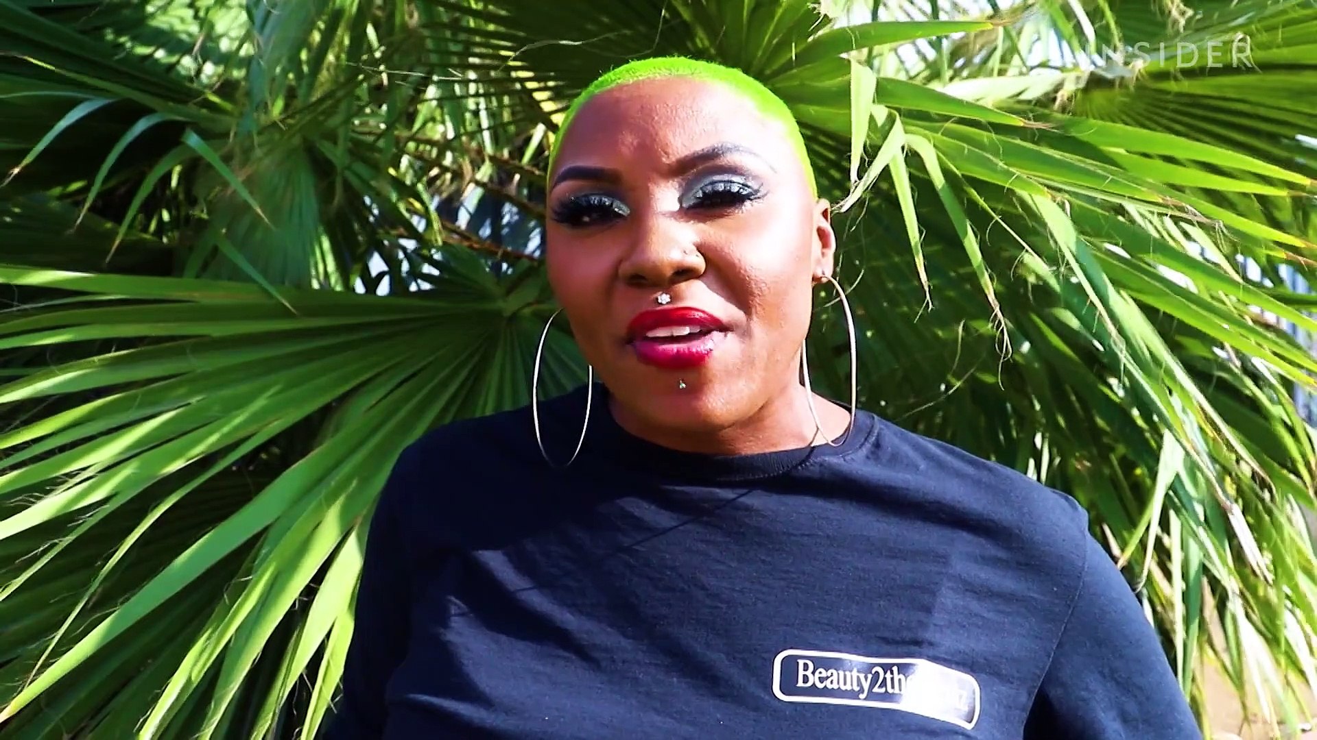 ⁣This woman offers makeovers to homeless people on Skid Row