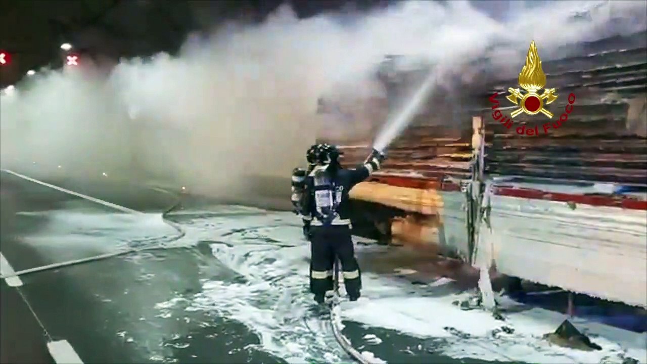 Sasso Marconi (BO) - Camion in fiamme su A1, nella galleria Val di Sambro (02.08.19)