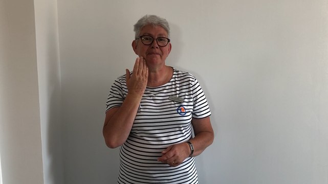 Viviane donne quelques bases pour échanger en langue des signes