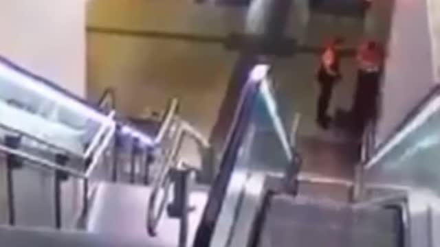 Investigan la paliza de un vigilante de seguridad a un joven congoleño en el metro de Madrid