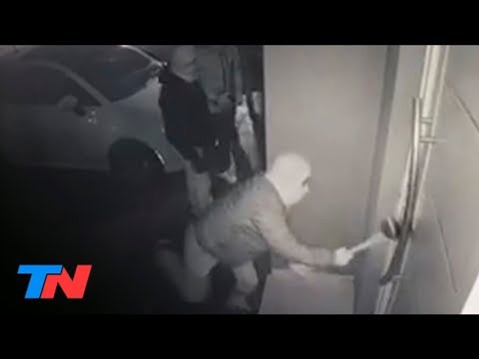 ¡Le rompieron la puerta a mazazos para robarle!  ¿Lo entregaron?