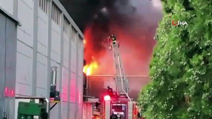Manisa’da yapışkan bant fabrikası alev alev böyle yandı
