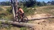 Ce cycliste se rate complètement en traversant une rivière en vélo sur un tronc d'arbre...